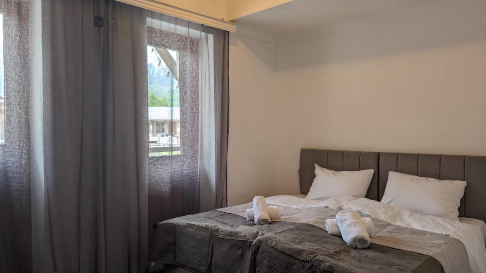Shara Hotel Местия Екстериор снимка