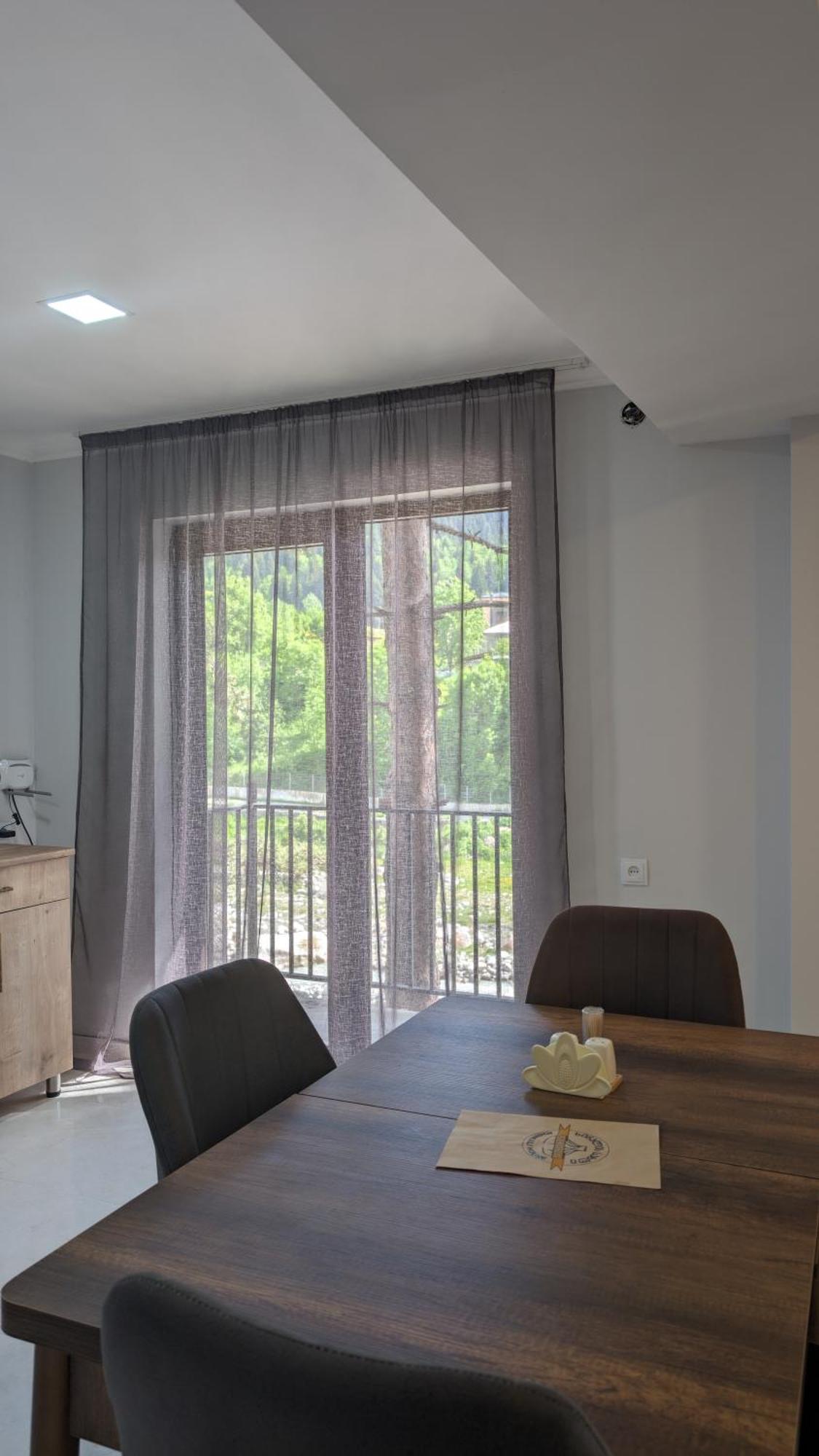 Shara Hotel Местия Екстериор снимка
